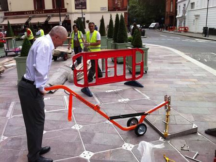 Manhole Buddy KeyTec lifting 125 kg granite-inlaid cover
